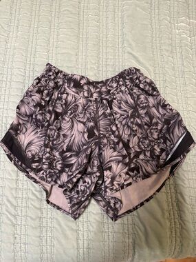 Lululemon Hotty Hot Shorts Size 4 Tall